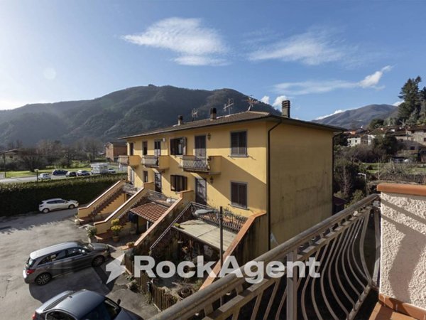 casa indipendente in vendita a Borgo a Mozzano in zona Diecimo