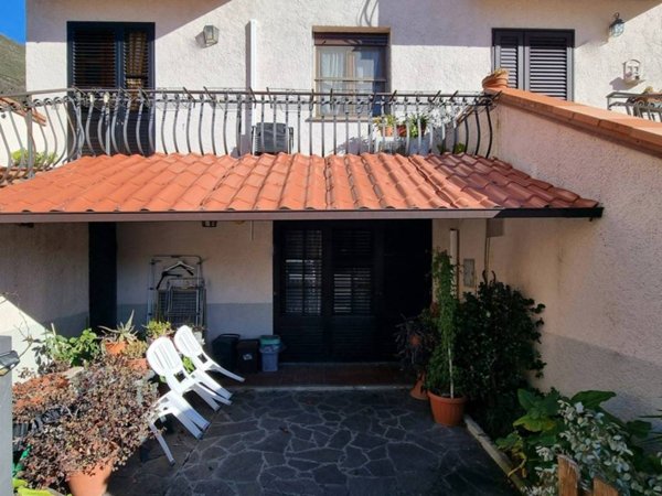 casa indipendente in vendita a Borgo a Mozzano in zona Diecimo