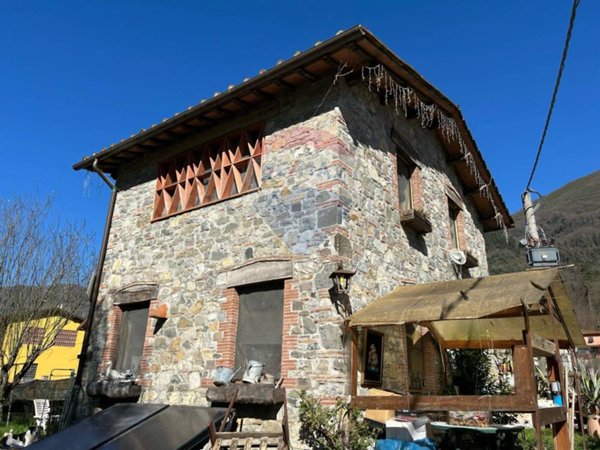 casa indipendente in vendita a Borgo a Mozzano in zona Diecimo
