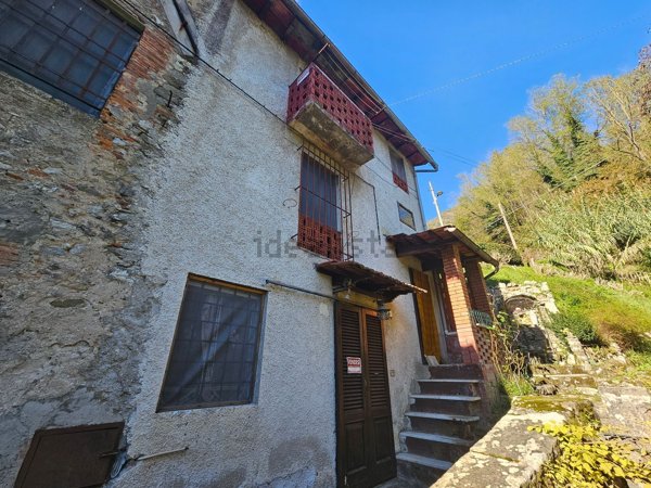 casa indipendente in vendita a Borgo a Mozzano in zona Dezza