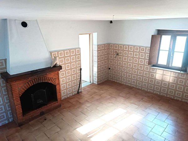 intera palazzina in vendita a Borgo a Mozzano in zona Domazzano