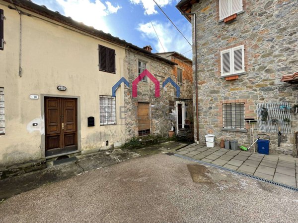 casa indipendente in vendita a Borgo a Mozzano in zona Partigliano