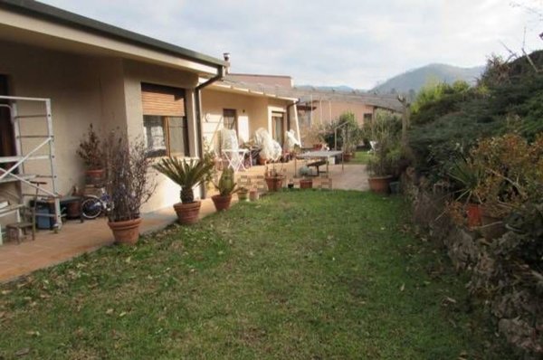 casa indipendente in vendita a Borgo a Mozzano in zona Dezza