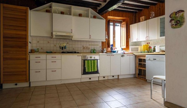 intera palazzina in vendita a Borgo a Mozzano in zona Gioviano