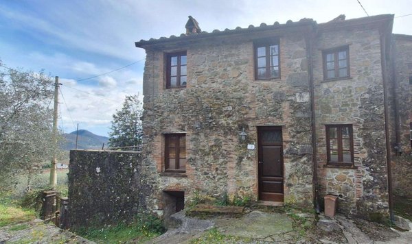 intera palazzina in vendita a Borgo a Mozzano in zona Partigliano