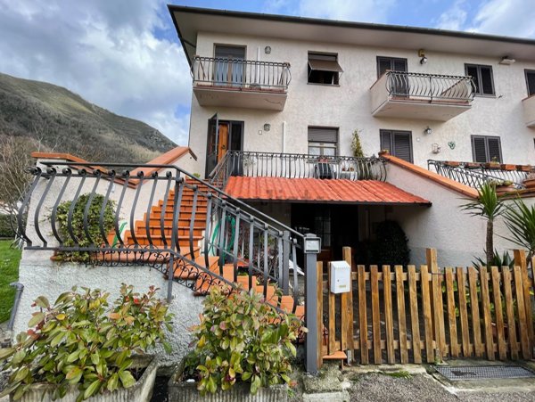 casa indipendente in vendita a Borgo a Mozzano in zona Diecimo