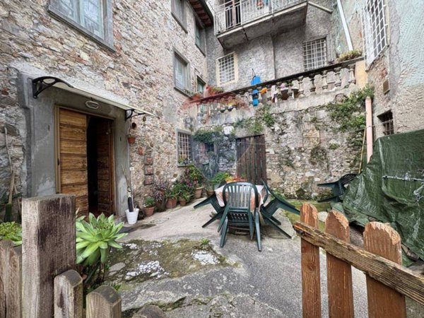 casa indipendente in vendita a Borgo a Mozzano in zona Partigliano