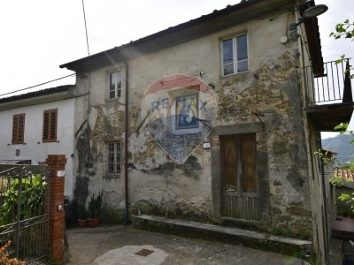 casa indipendente in vendita a Borgo a Mozzano in zona Valdottavo