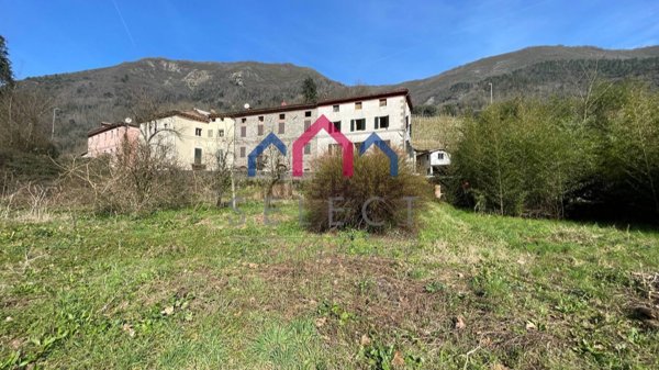 casa indipendente in vendita a Borgo a Mozzano in zona Dezza