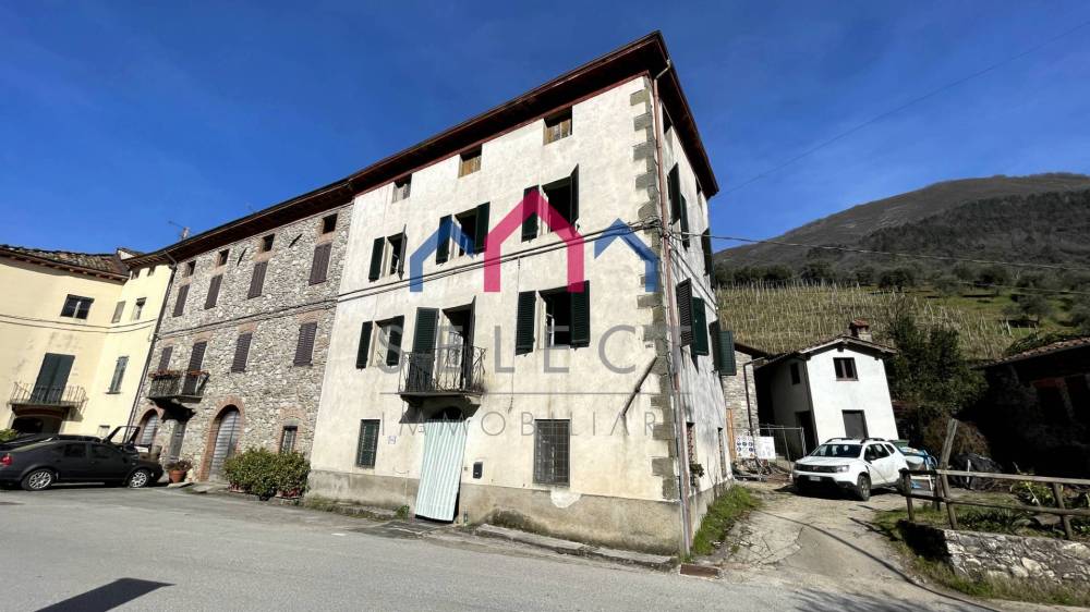casa indipendente in vendita a Borgo a Mozzano in zona Dezza