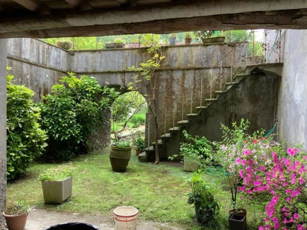 intera palazzina in vendita a Borgo a Mozzano