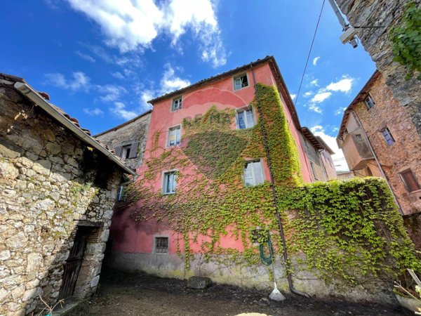 casa indipendente in vendita a Borgo a Mozzano in zona San Romano