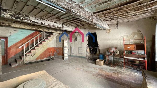 locale di sgombero in vendita a Borgo a Mozzano