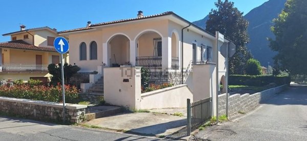 casa indipendente in vendita a Borgo a Mozzano in zona Diecimo