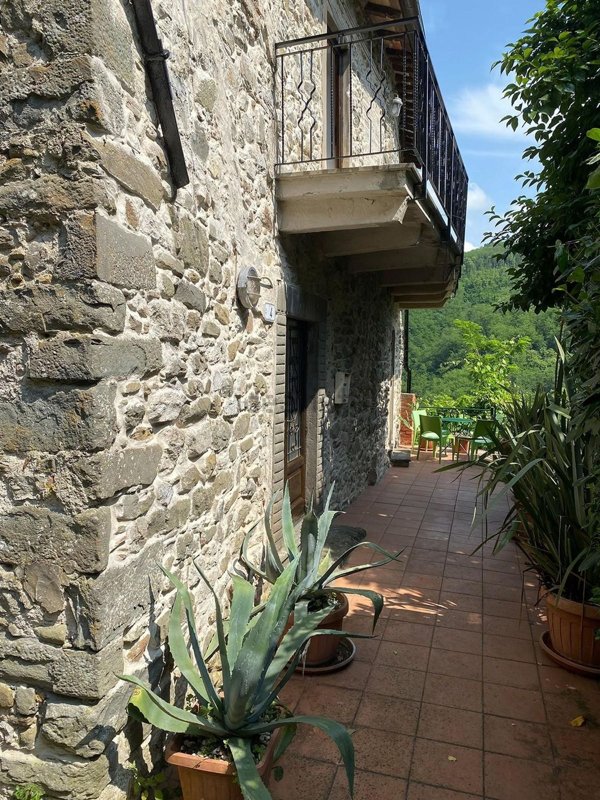 casa indipendente in vendita a Borgo a Mozzano in zona Gioviano