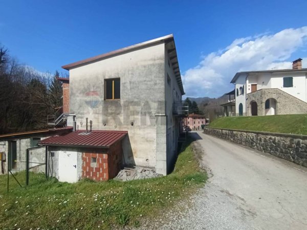 negozio in vendita a Borgo a Mozzano in zona Gioviano
