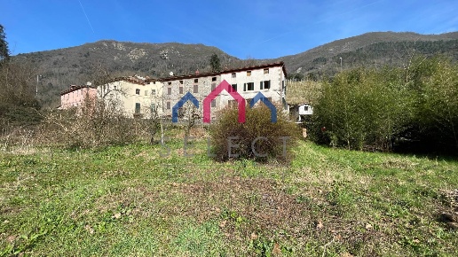 casa indipendente in vendita a Borgo a Mozzano in zona Dezza