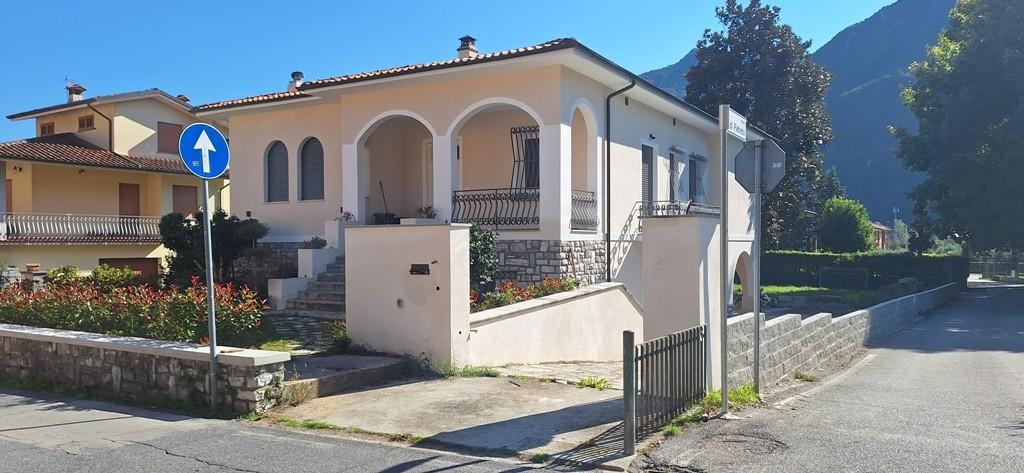 casa indipendente in vendita a Borgo a Mozzano in zona Diecimo