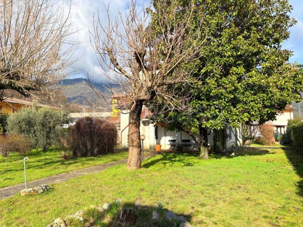 casa indipendente in vendita a Borgo a Mozzano in zona Diecimo