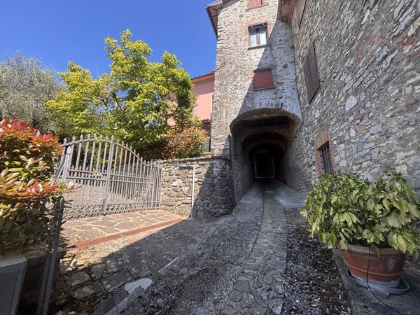 casa indipendente in vendita a Borgo a Mozzano in zona Cune