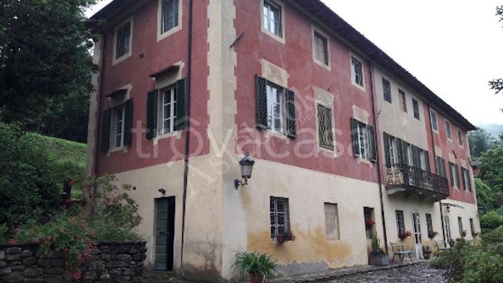 casa indipendente in vendita a Borgo a Mozzano in zona Dezza