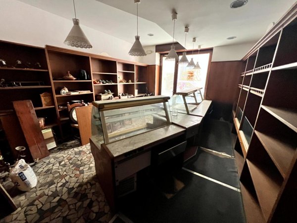locale commerciale in vendita a Borgo a Mozzano