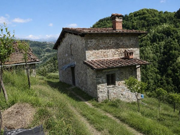 casa indipendente in vendita a Borgo a Mozzano in zona Chifenti
