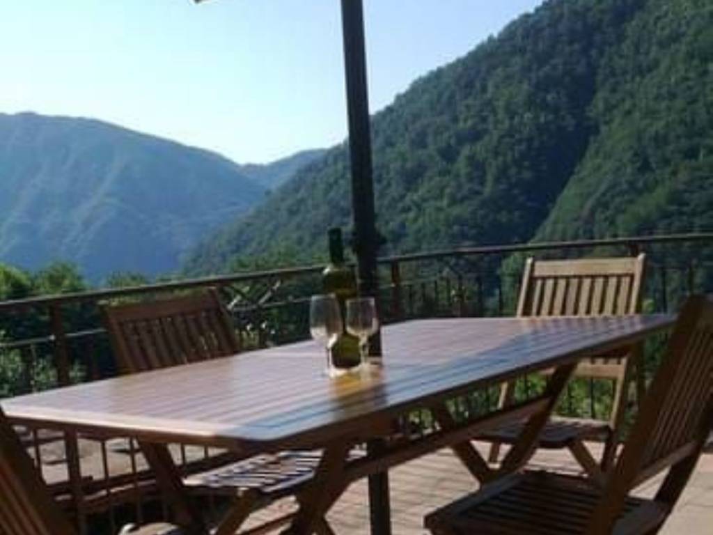 casa indipendente in vendita a Borgo a Mozzano in zona Dezza