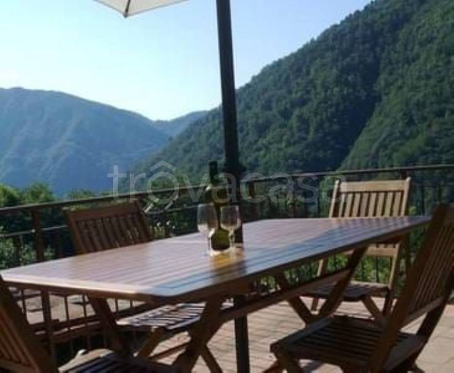 casa indipendente in vendita a Borgo a Mozzano in zona Dezza
