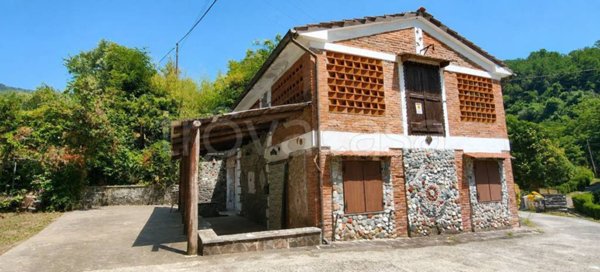 casa indipendente in vendita a Borgo a Mozzano