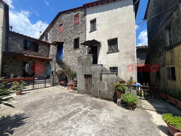 casa indipendente in vendita a Borgo a Mozzano in zona Gioviano