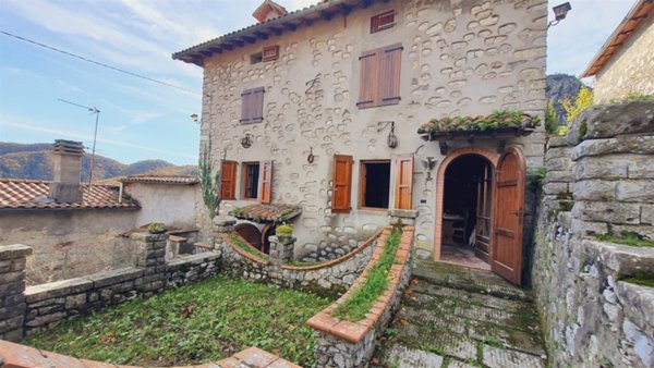 casa indipendente in vendita a Borgo a Mozzano in zona Motrone