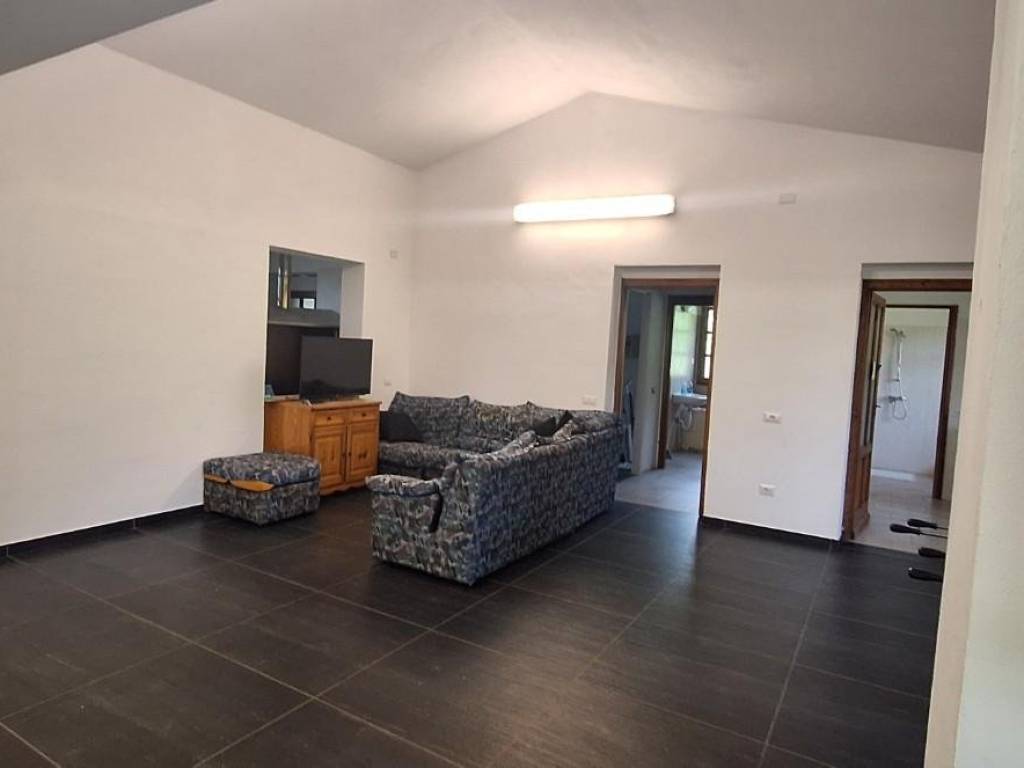 negozio in vendita a Borgo a Mozzano in zona Oneta