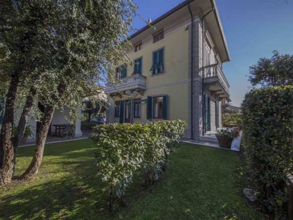 casa indipendente in vendita a Camaiore in zona Lido di Camaiore