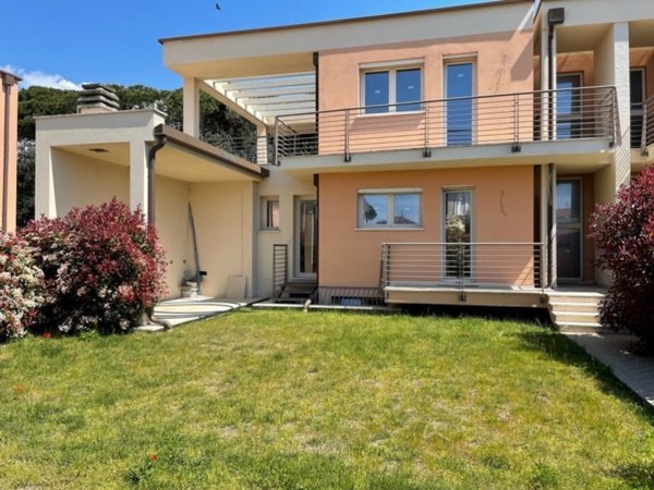 casa indipendente in vendita a Camaiore in zona Lido di Camaiore