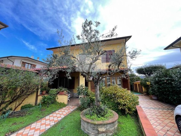 casa indipendente in vendita a Camaiore in zona Lido di Camaiore