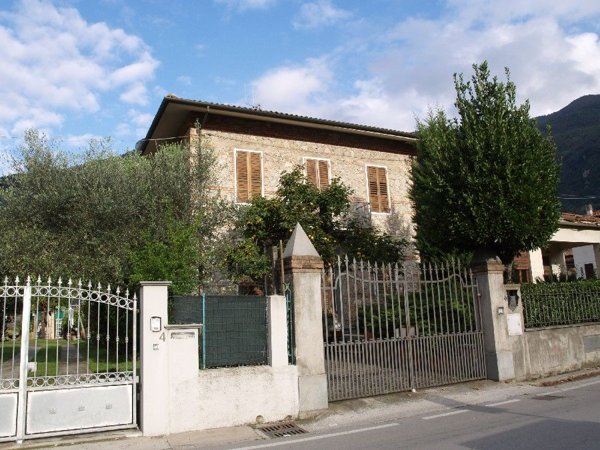 casa indipendente in vendita a Camaiore in zona Vado
