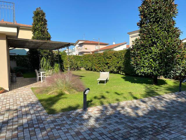 casa indipendente in vendita a Camaiore in zona Lido di Camaiore