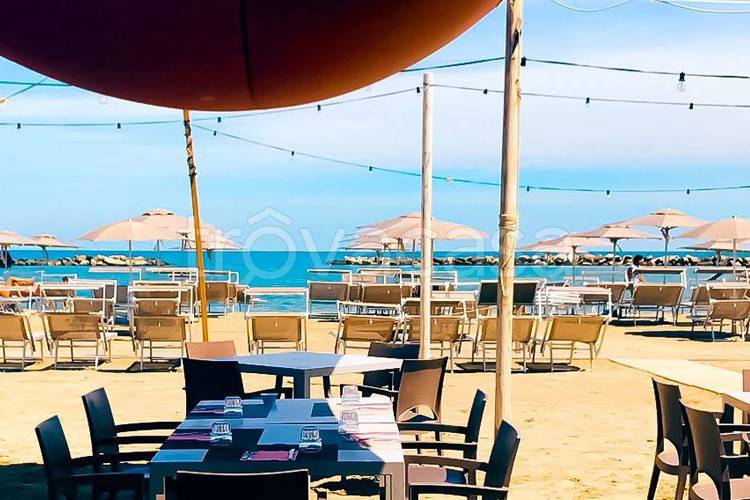 negozio in vendita a Camaiore in zona Lido di Camaiore