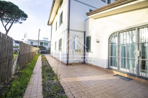 casa indipendente in vendita a Camaiore in zona Lido di Camaiore