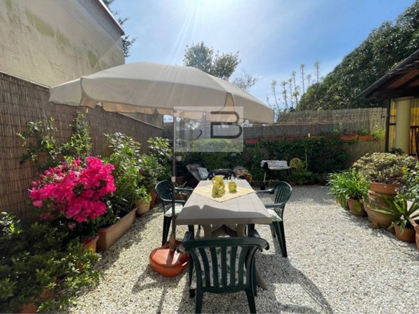 casa indipendente in vendita a Camaiore in zona Lido di Camaiore