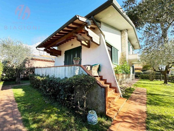 casa indipendente in vendita a Camaiore in zona Lido di Camaiore
