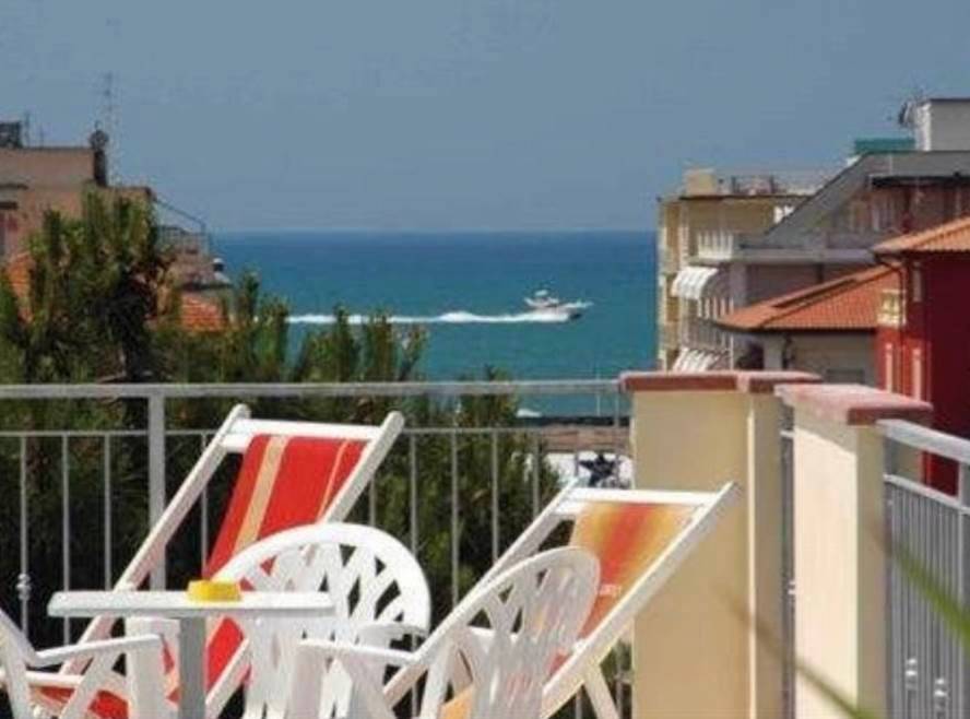 negozio in vendita a Camaiore in zona Lido di Camaiore