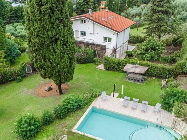 casa indipendente in vendita a Camaiore in zona Capezzano Pianore