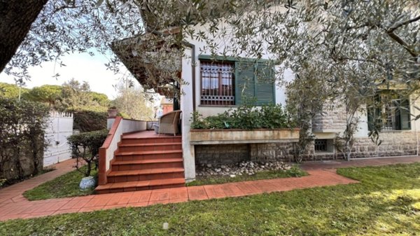 casa indipendente in vendita a Camaiore in zona Lido di Camaiore