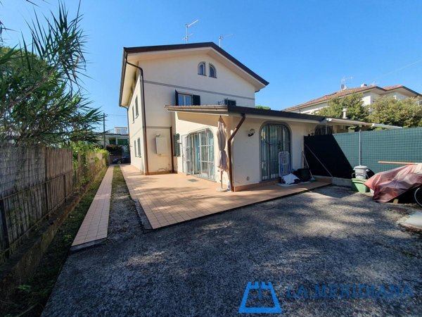 casa indipendente in vendita a Camaiore in zona Lido di Camaiore