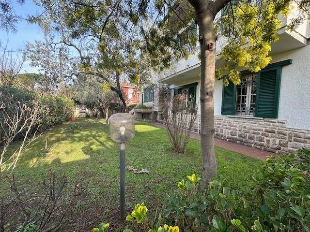 casa indipendente in vendita a Camaiore in zona Lido di Camaiore