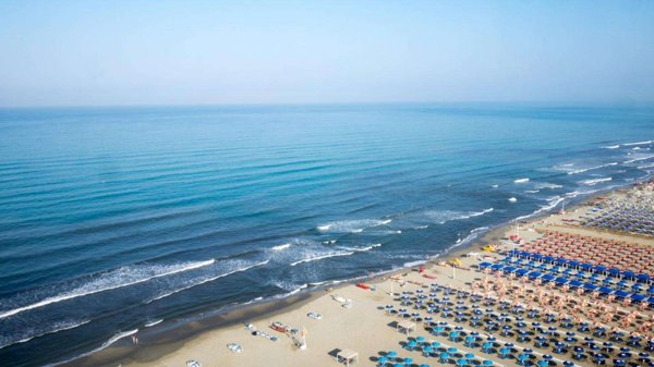 locale commerciale in vendita a Camaiore in zona Lido di Camaiore