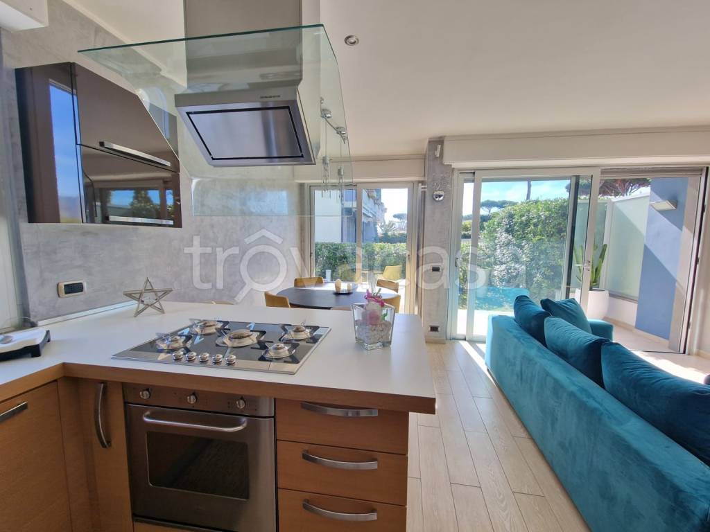 casa indipendente in vendita a Camaiore in zona Lido di Camaiore