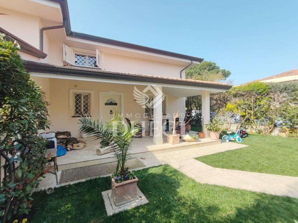 casa indipendente in vendita a Camaiore in zona Lido di Camaiore